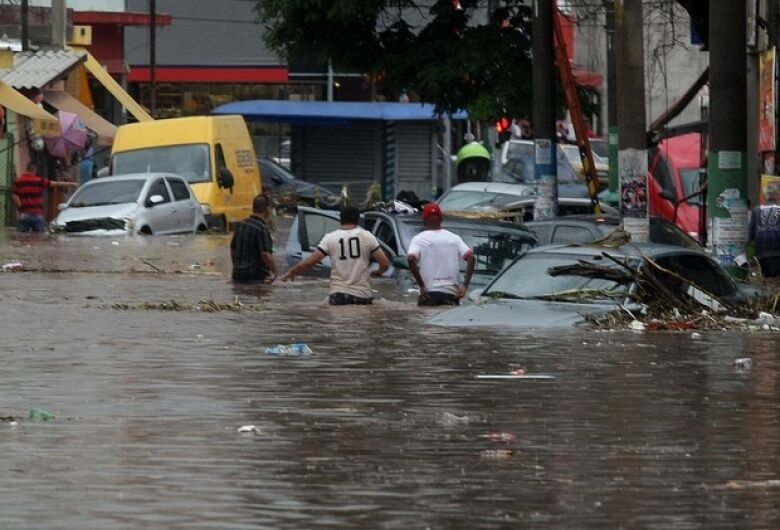 Moradores Da Zona Leste De SP Limpam Sujeira Deixada Por Enchente