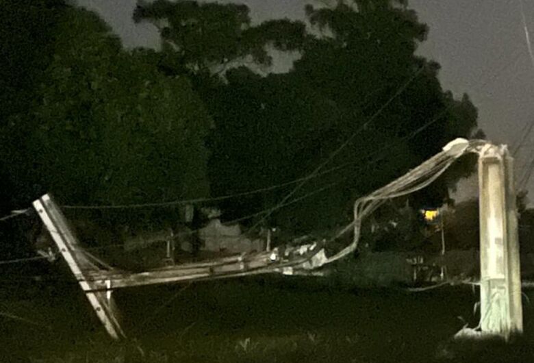 Forte chuva derruba postes e árvores e deixa cerca de sete mil casas