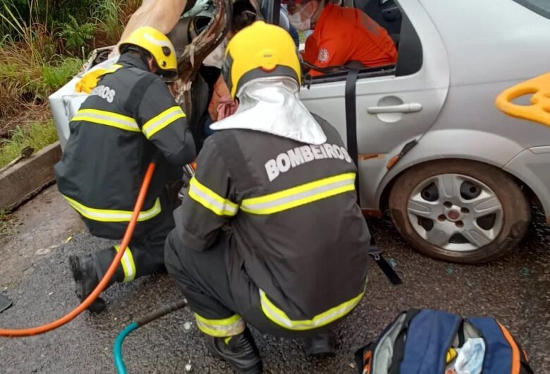 Colisão frontal entre carro e caminhão deixa mulher presa às ferragens