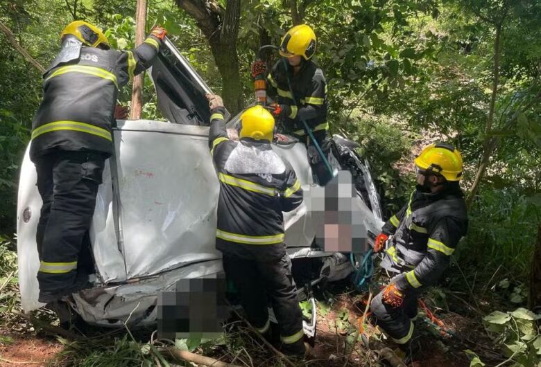 Carro capota e deixa uma pessoa presa às ferragens após tentar fazer