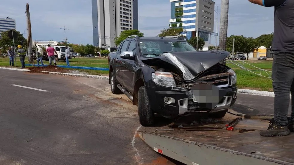 Caminhonete Bate Em Poste E Derruba Decora O De Natal Em Avenida