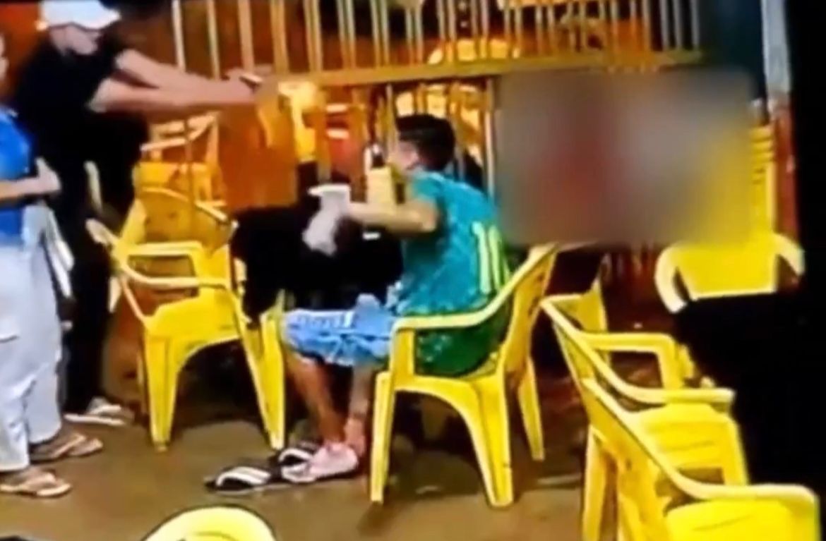 Vídeo flagra momento exato em que cliente é baleado em bar da capital