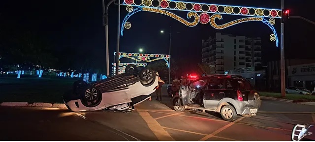 Mulher Fica Ferida Ap S Carro Ser Atingido Por Outro Ve Culo E Capotar