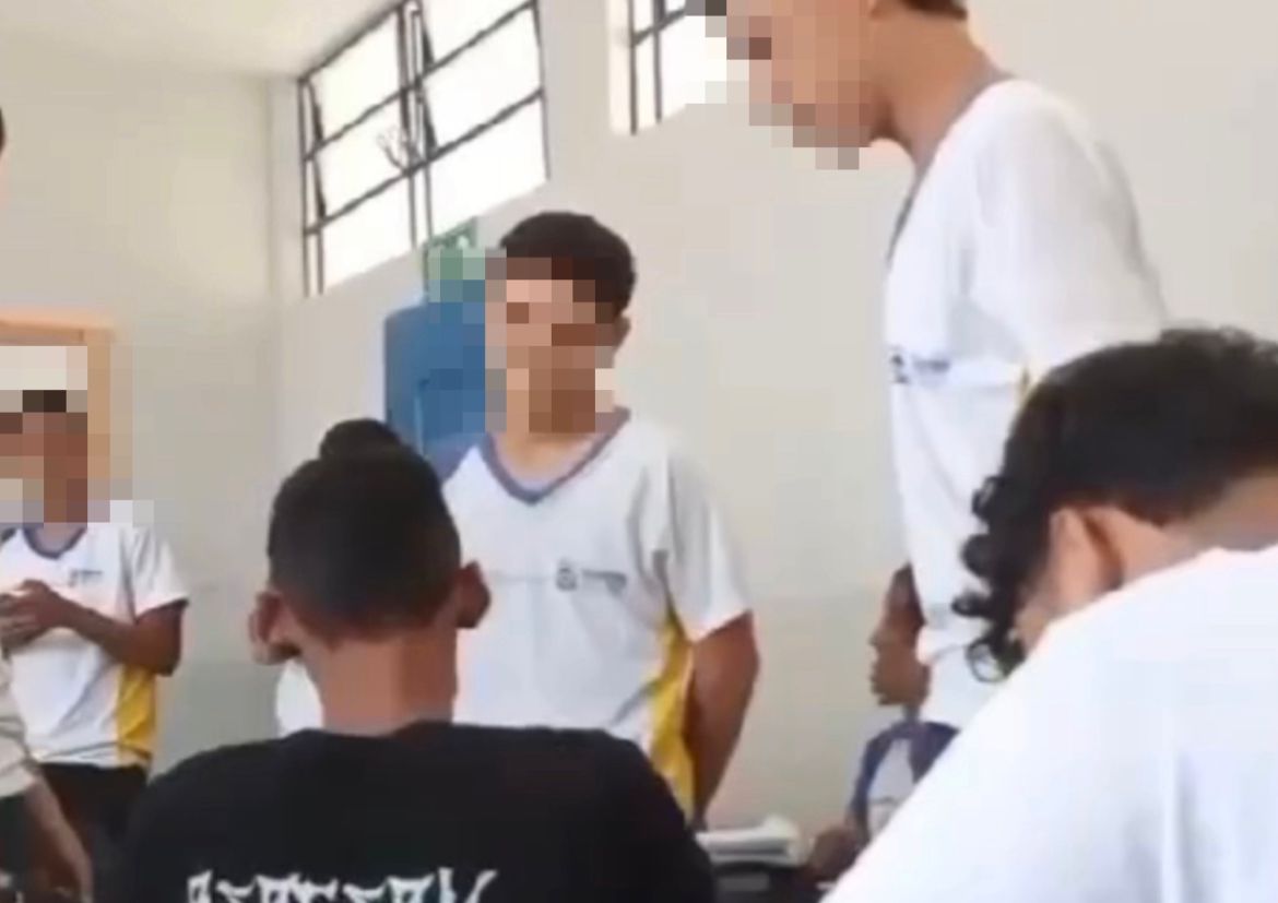 V Deo Mostra Adolescente Negro Sendo Espancado Por Colegas Dentro De