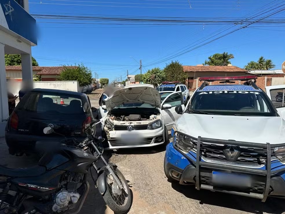 Suspeito tenta fugir da polícia bate em carros durante perseguição e