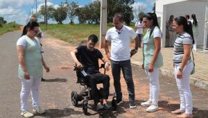 Paciente recebe 1ª cadeira de rodas motorizada do Centro de Reabilitação de Araguaína