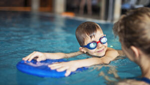 Confira 6 motivos para matricular seu filho na natação infantil