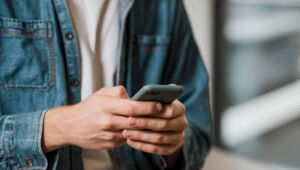 Jovem invade perfil de professora e usa conta para pedir fotos íntimas a estudantes