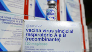 Estado começa a distribuir vacina contra vírus que causa bronquiolite grave 