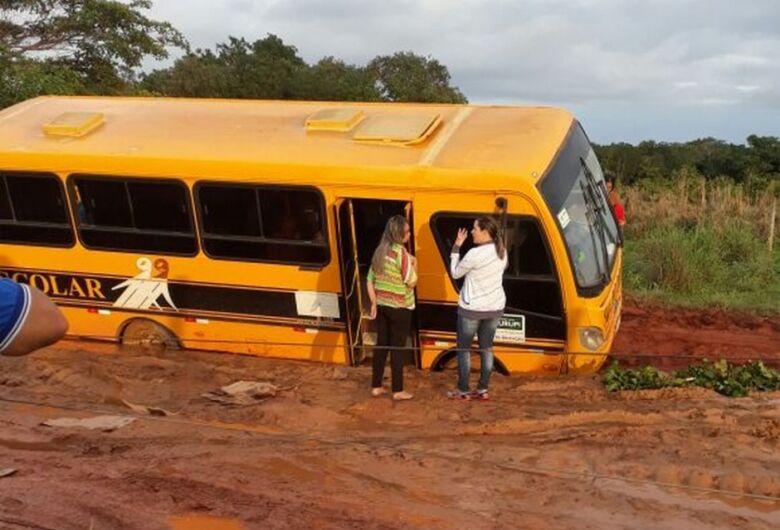 ônibus escolar ao extremo Passando pelos ATOLEIROS! 