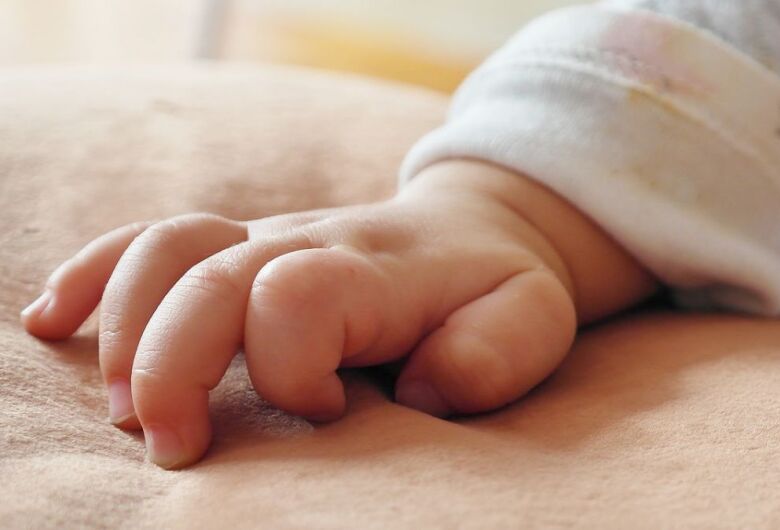 Bebê morre sufocado após mãe adormecer amamentando