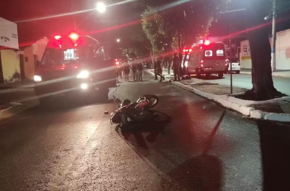 Dois homens morrem após moto perder o controle em avenida e bater em árvore