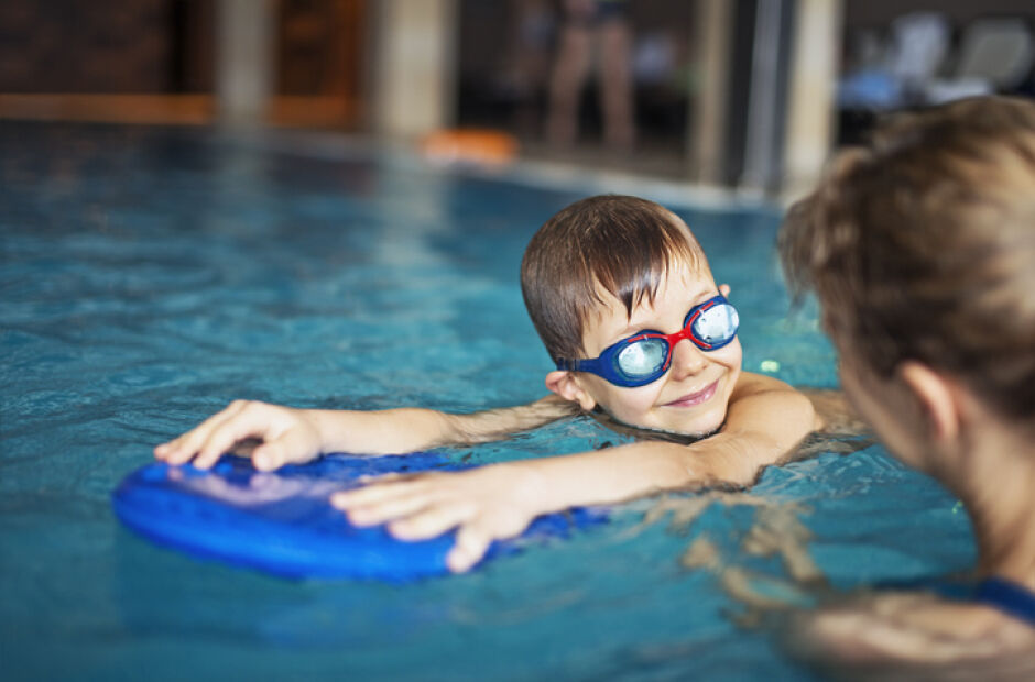 Confira 6 motivos para matricular seu filho na natação infantil
