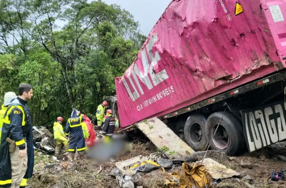 9 membros de equipe de remo morrem após carreta tombar sobre van 