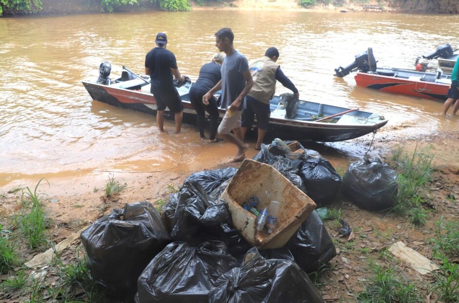 Projeto Rio Lontra Vivo mobilizou mais de 90 voluntários em ação de limpeza e conscientização 