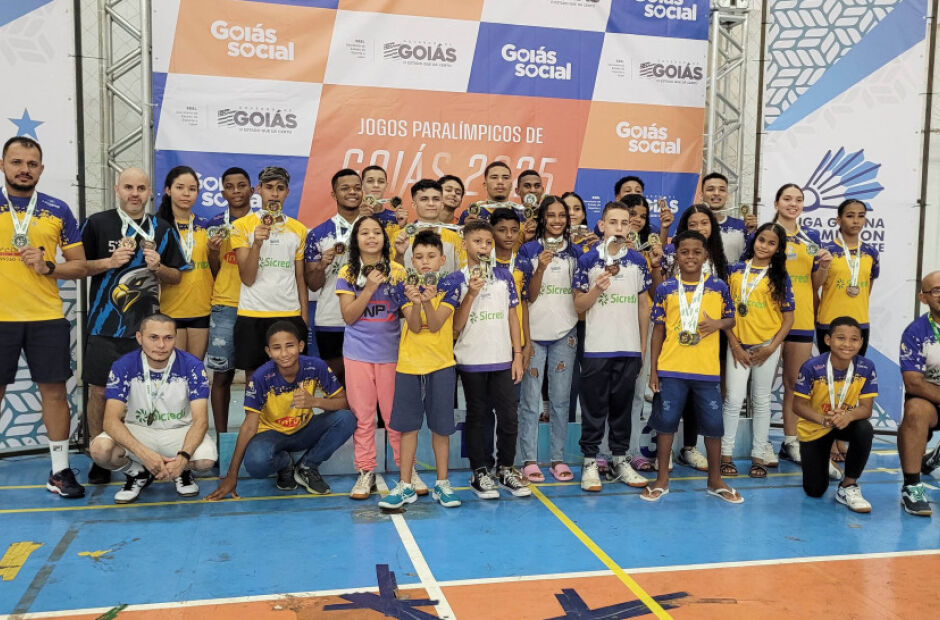 Delegação estadual conquista 35 medalhas em competição regional de badminton