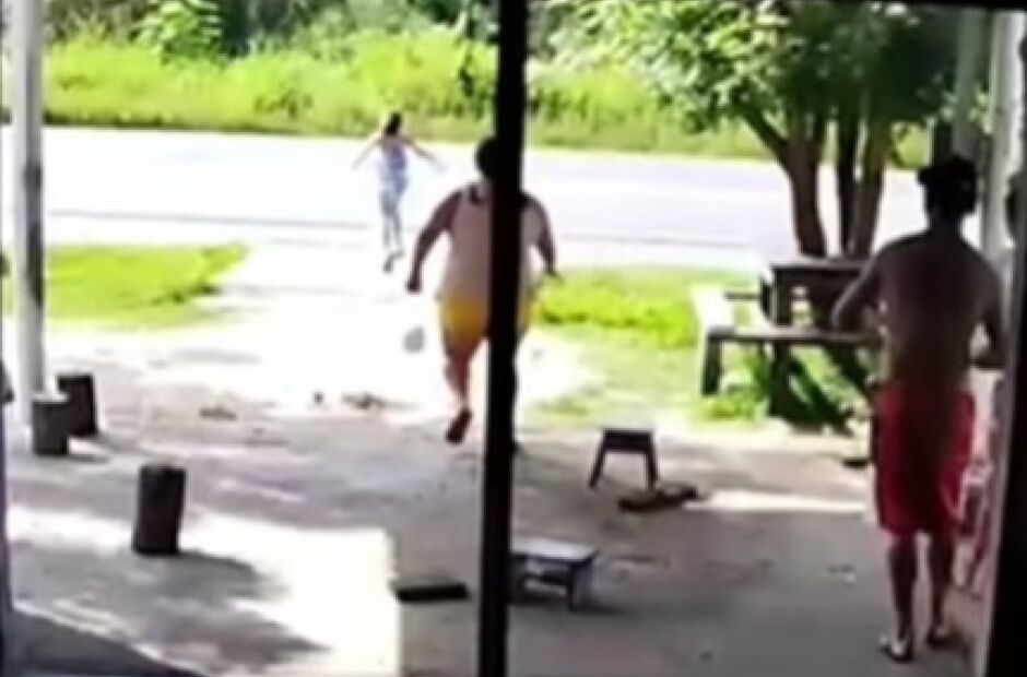 Câmeras flagram mãe salvando filha autista de ser atropelada por carreta