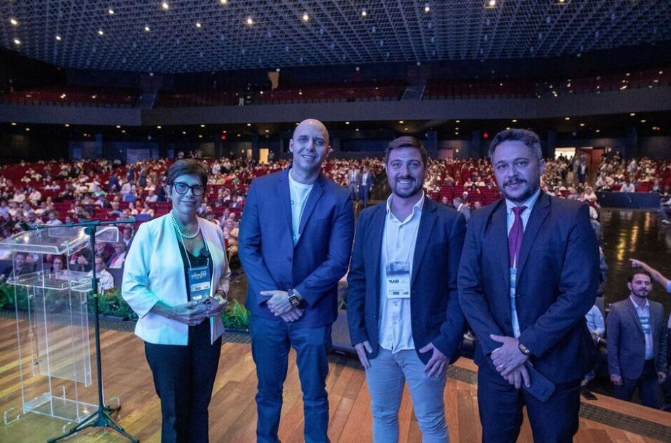 Max Fleury recebe premiação nacional durante a Marcha dos Vereadores
