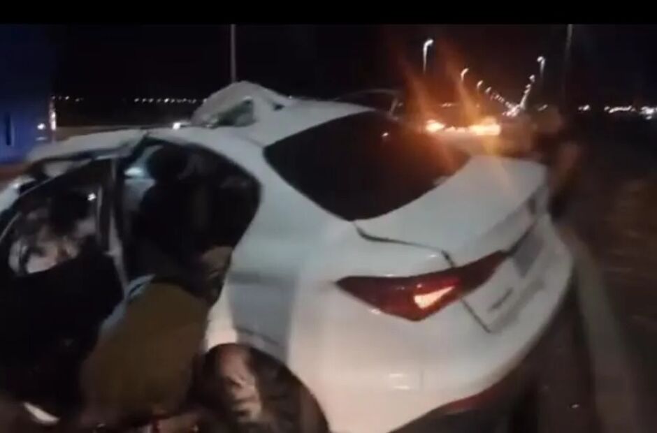 Homem morre e 4 ficam feridos em colisão entre carros e carreta