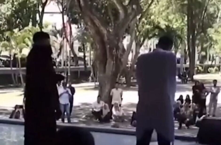 Açoitados por serem gays: estudantes são punidos em praça pública  