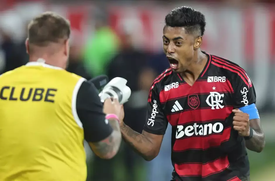 Flamengo vence, aproveita derrota do Palmeiras e volta a igualar rival