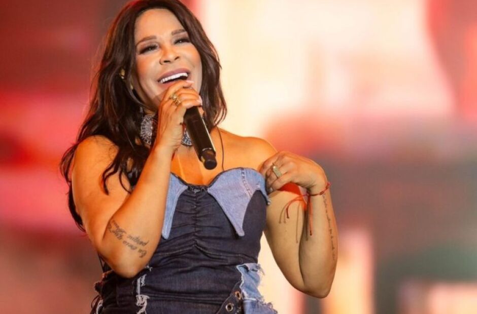 Em meio a rumores de treta com colega, Silv&acirc;nia anuncia sa&iacute;da da banda Calcinha Preta 