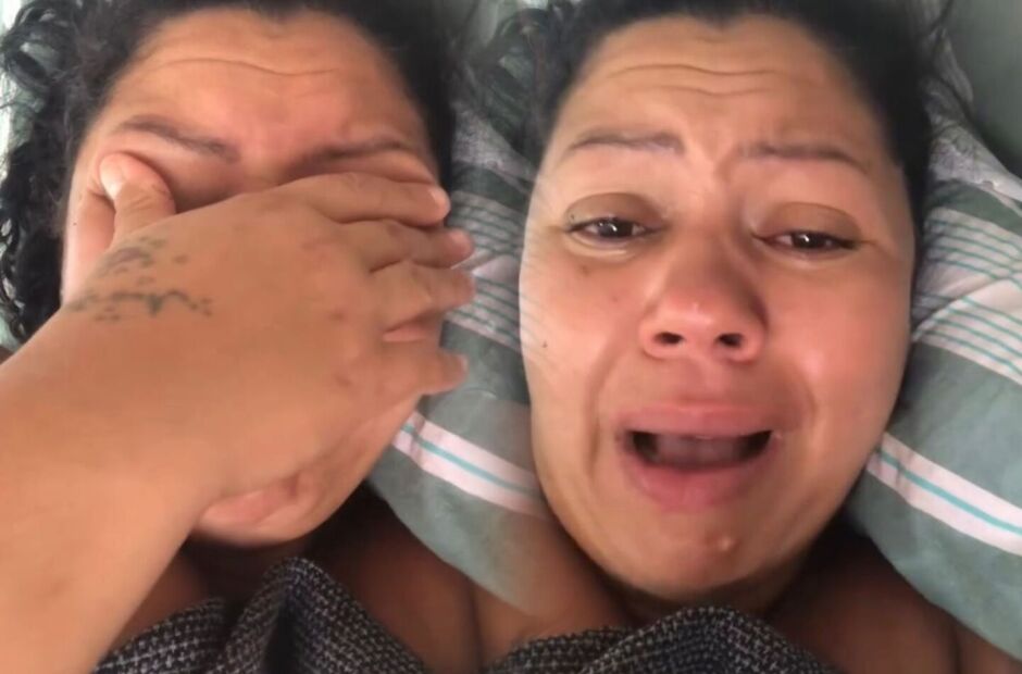 Influenciadora chora ao expor crise de dor por causa da obesidade 