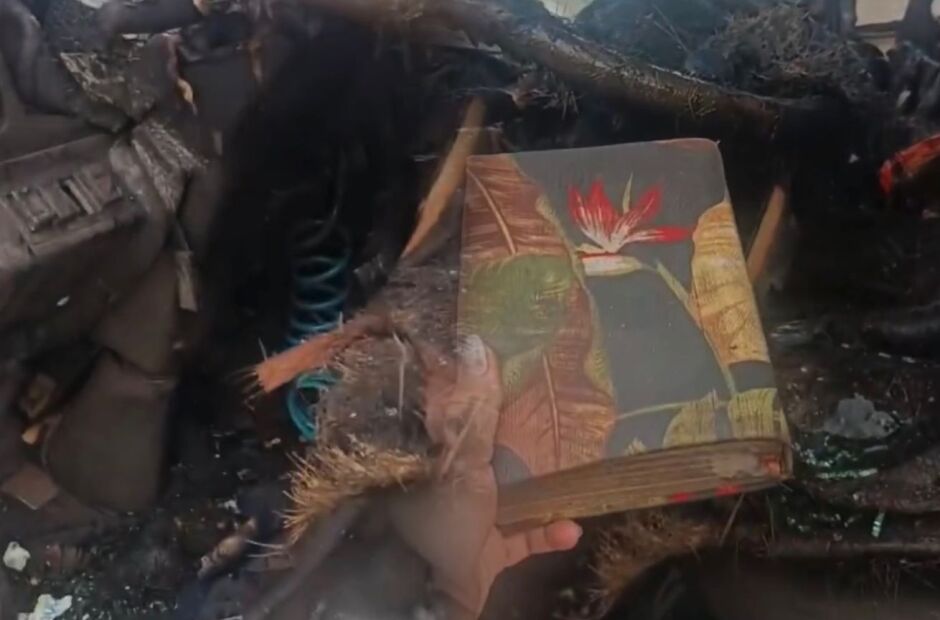 Caminhoneira que encontrou B&iacute;blia intacta ap&oacute;s inc&ecirc;ndio pede ajuda pra arcar com preju&iacute;zos