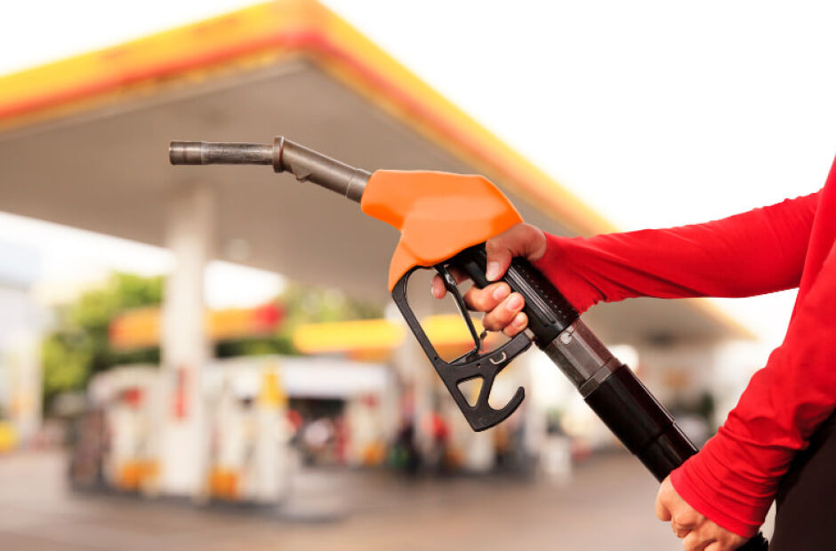 Gasolina fica mais barata nas refinarias a partir desta ter&ccedil;a