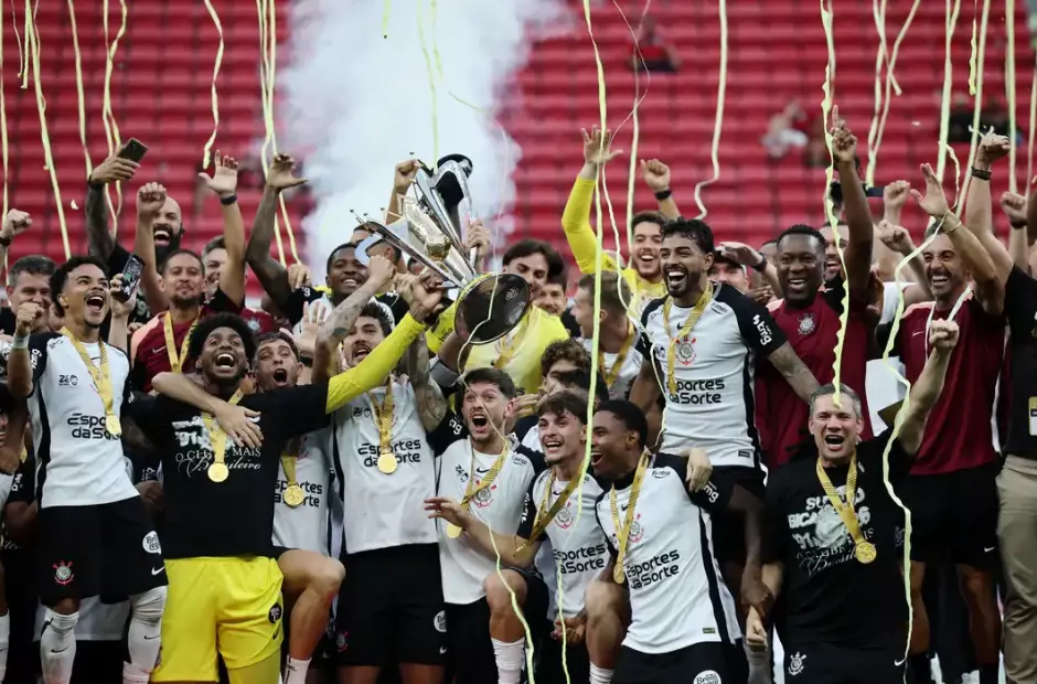 Corinthians vence Flamengo e &eacute; bicampe&atilde;o da Supercopa Rei