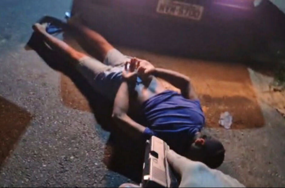 Foragido por roubo &eacute; preso ap&oacute;s ser reconhecido por delegado em Aragua&iacute;na