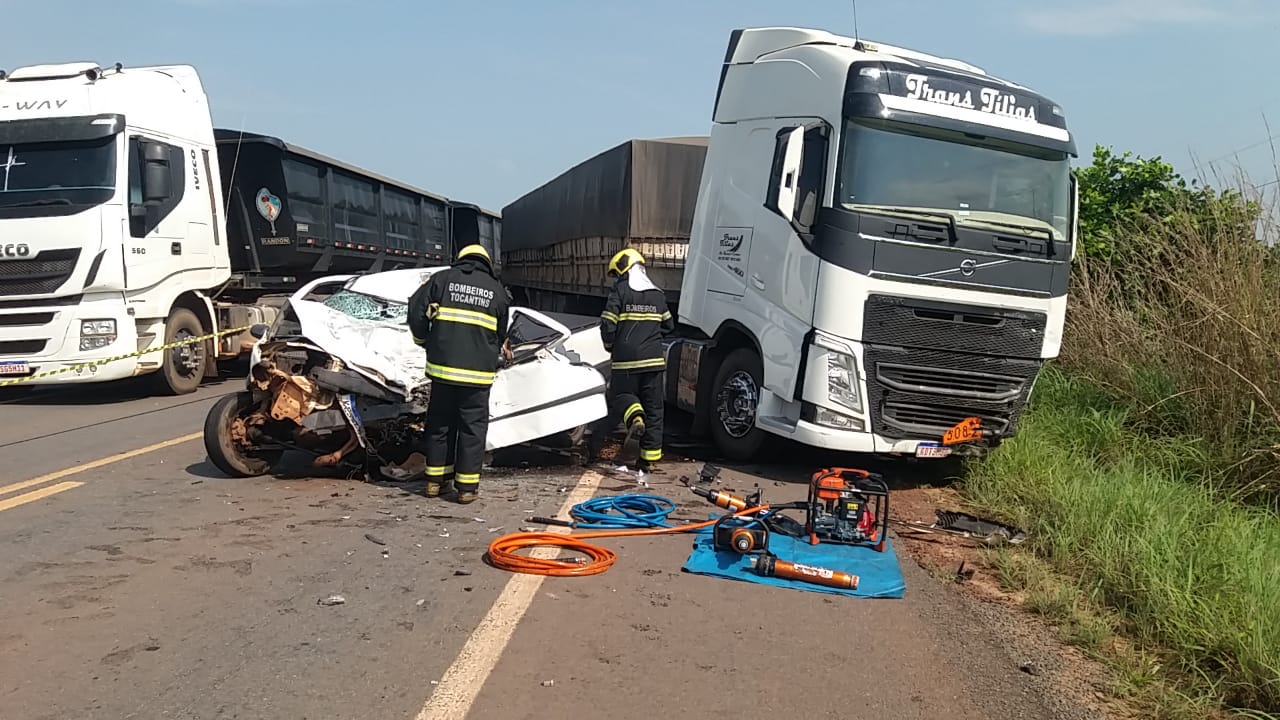 Motorista com sinais de embriaguez fica preso às ferragens após colisão  frontal 