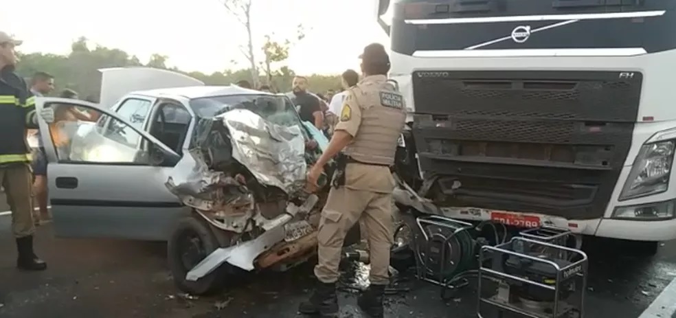 Batida Entre Carro E Caminh O Deixa Um Homem Morto Na Regi O Norte Do