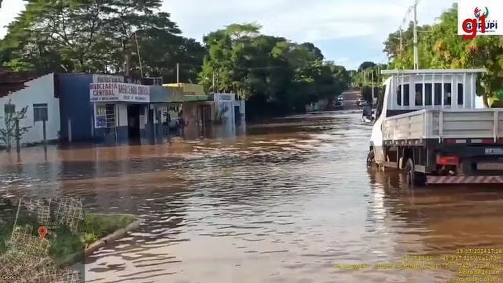 Chuva forte faz córrego transbordar e deixa dezenas de casas alagadas Portal O Norte